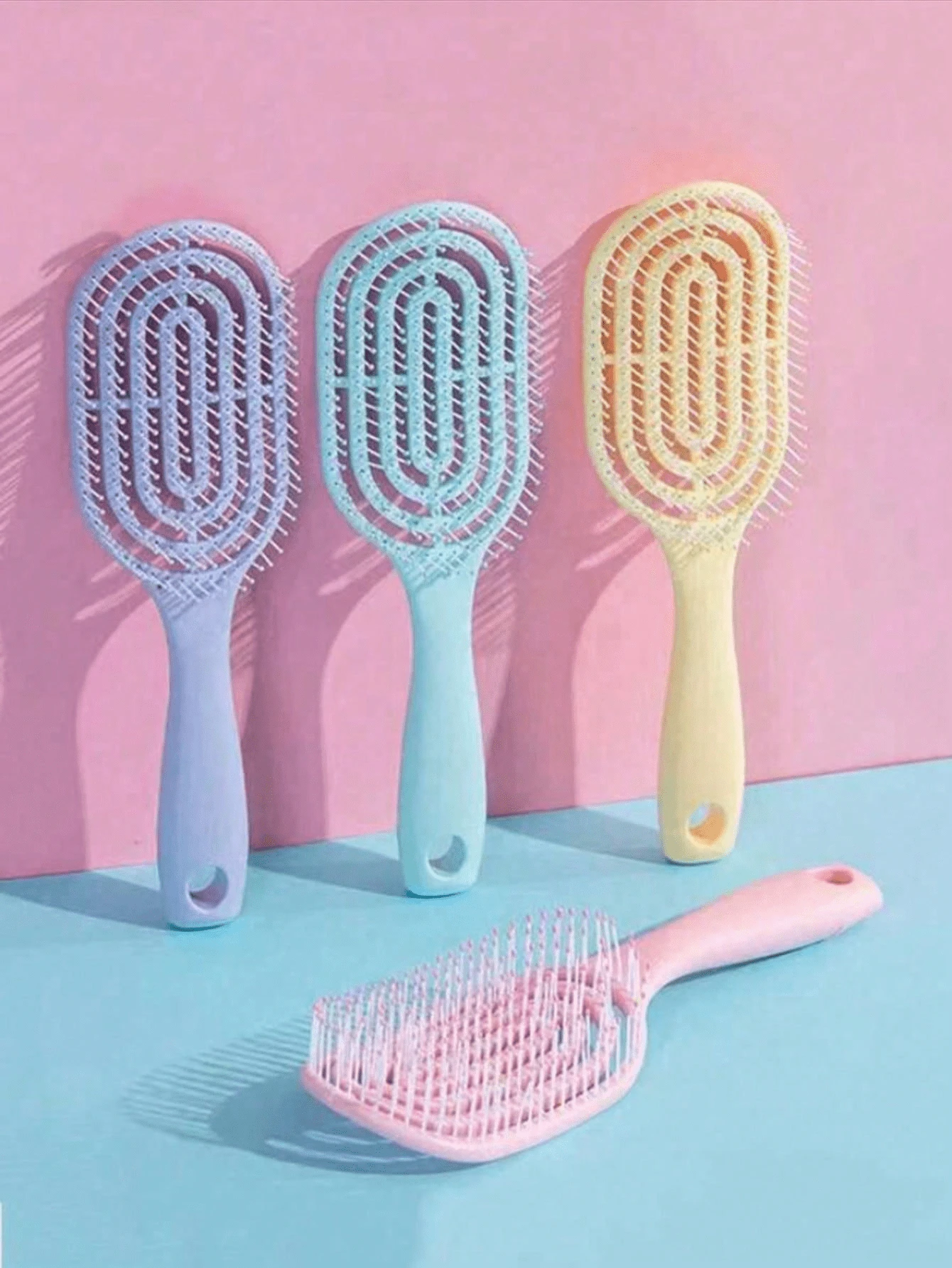 1 pieza Peine de mango largo color rosa, diseñado para mujeres, con patrón rayado hueco, antiestático, para uso en seco y húmedo, ayuda a aumentar el volumen del cabello, se puede usar como herramienta de peinado y accesorio rosa. Peine rizado, herramienta de peinado, diseño de malla, antiestático, fácil de peinar incluso cuando está mojado