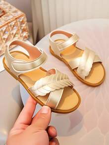 1 Đôi dép xăng đan hở mũi hình trái tim màu vàng bóng cho trẻ em - Giày bệt thời trang mùa hè, phù hợp với trang phục công chúa và mặc hàng ngày. - Vàng - Xem 5