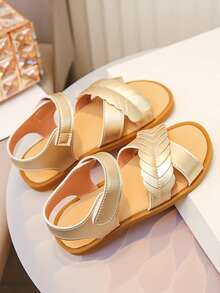 1 Đôi dép xăng đan hở mũi hình trái tim màu vàng bóng cho trẻ em - Giày bệt thời trang mùa hè, phù hợp với trang phục công chúa và mặc hàng ngày. - Vàng - Xem 3