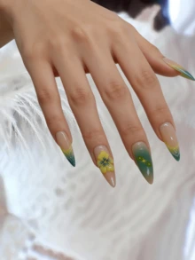 24 pièces de nail art, dégradé jaune-vert avec des fleurs en relief tridimensionnel, texture complète des pétales avec des étamines jaunes, ornements raffinés de feuilles vertes et d'étoiles filantes, charme naturel frais et vif. Ongles à presser. - Multicolore - Voir 3