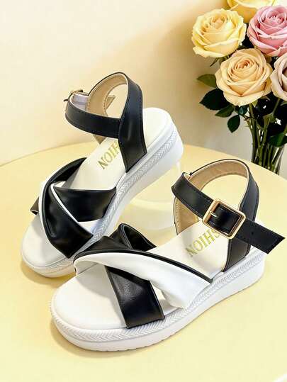 1双时尚儿童凉鞋，黑白女童厚底凉鞋，夏季新款双色厚底凉鞋，软底防滑耐磨，适合夏季郊游、宴会、聚会、派对、假日、休闲度假。