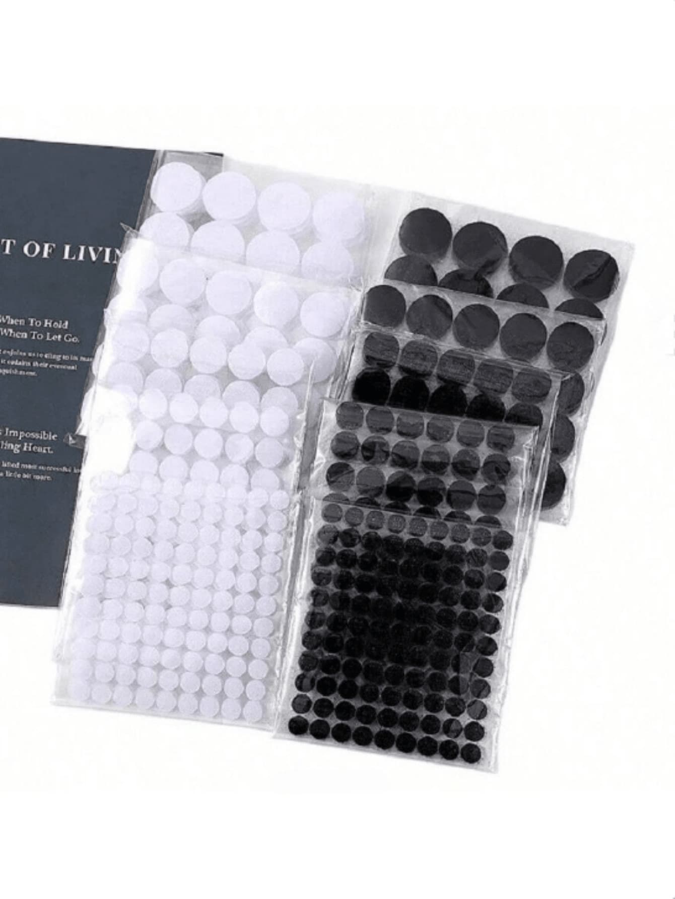 30对/50对/100对黑色或白色自粘圆形魔术贴，点状胶粘钩环，透明圆形粘胶底座，双面强力魔术贴，适用于学校教室幼儿园静音书、办公室、家庭等场所。