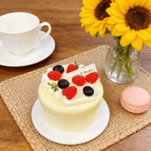 1个仿真生日蛋糕模型，适合烘焙店橱窗展示，不会融化或变形，避免食物浪费，并可作为婚礼和其他场景布置的精美装饰模型。 - 蛋糕模擬 - 查看 3