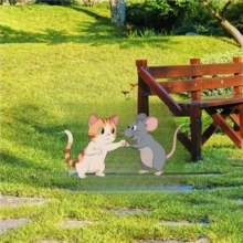 卡通地桩——小猫和老鼠，顽皮的伙伴：从小心翼翼的问候到击掌，再到一起奔跑……最好的友谊超越物种的界限！温馨有趣的日常互动跃然纸上。 - A3 - 查看 5