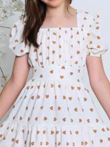Girls' Junior Dress, Flared, Heart Print, Evangelical Style, Puff Sleeves, Defined Waist, Bow Back, Ruffle, Godet Skirt, Comfortable, Loose-Fitting, Lightweight, Delicate And Elegant Look, Suitable For Girls 10, 12, 14, And 16 Years Old, Teen Fashion, Party, Outing, Casual, Charming Look, Perfect Fit, Soft, Breathable Fabric, Secure Fit, Modern Design, Stylish Flared Dress, Elastic Back Detail, Adjustable Fit, Body-Shaped Tie, Exclusive Charm, Versatile Piece For Everyday And Special Occasions, Comfortable, Durable, High Quality, Impeccable Finish, Delicate Heart Print, Loose Fit, Natural Movement, Elegant Junior Clothing, Premium Girls' Flared Dress, Sophisticated Look, Comfortable, Lightweight, Fresh, Modern Princess Style, Highlight, Junior Wardrobe, Complete Look, Elegance, Comfort, Beauty, Practicality - 白色 - 查看 4