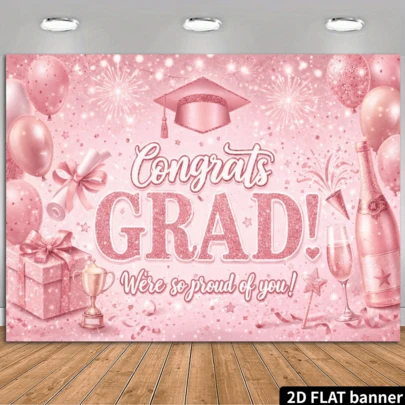Phông nền banner 2D phẳng trang trí tiệc tốt nghiệp, màu hồng chủ đạo với mũ tốt nghiệp lấp lánh, dòng chữ "Chúc mừng tốt nghiệp!", bóng bay, hộp quà, cúp, chai sâm panh, giấy kim tuyến, được làm từ chất liệu polyester, không cần nguồn điện, phù hợp cho tiệc trong nhà/ngoài trời, trang trí tường đa năng.