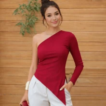 Women's One-Sleeve Blouse With Asymmetrical Ribbed Sleeves - Rojo - Ver 2