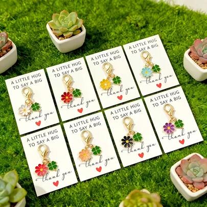 8个雏菊四叶草钥匙扣拥抱卡 - 鼓励和感谢纪念品，适合日常包包装饰，梦幻主题，金属材质，龙虾扣锌合金链条包包钥匙装饰，送给亲朋好友的幸运礼物，送给同学和老师的毕业典礼礼物