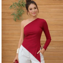 Women's One-Sleeve Blouse With Asymmetrical Ribbed Sleeves - Rojo - Ver 1
