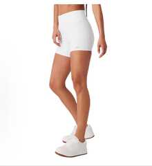 Alo Yoga High-Waist Biker Shorts | Signature Airbrush Fabric | Sculpting & Smoothing Tech | 5" Or 7" Inseam Options | Street-To-Studio Essential | Anti-Odor & Moisture-Wicking Performance - 白色 - 查看 2