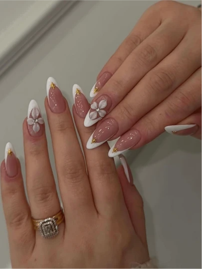 10片Y2K风格短款圆形手工美甲贴纸。甜美可爱的设计，结合裸色和白色法式美甲贴纸，饰以3D雕刻细节和闪亮水钻。适合日常佩戴、婚礼、派对、节日等场合，也是送给女士和女孩的绝佳礼物。