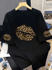 T-shirt décontracté pour femme à col rond, manches courtes, imprimé léopard et motif lèvres. T-shirt imprimé à col rond, top grande taille pour femme... Noir d'été - Noir - Voir 1