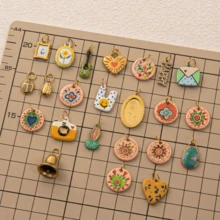 1件复古珐琅水滴吊坠饰品，采用18K不锈钢材质，包含心形、花朵、相机、塑料袋、仙人掌、金色水滴、相框、铃铛、吉他等图案。防水防褪色，适合女性或情侣佩戴，可用作手链吊坠、珠宝吊坠、项链吊坠、夏季饰品、手机挂绳吊坠、钥匙扣吊坠等。 - 彩色 - 查看 3