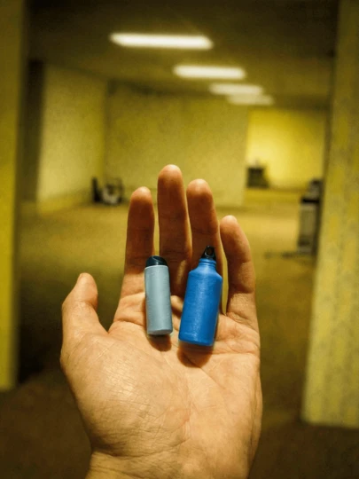 2 móc khóa mini hình chai nước hạnh nhân, phụ kiện phong cách Dreamcore Critical Space, mặt dây chuyền hình chai mini sáng tạo, mặt dây chuyền Weird Core màu xanh/xám.