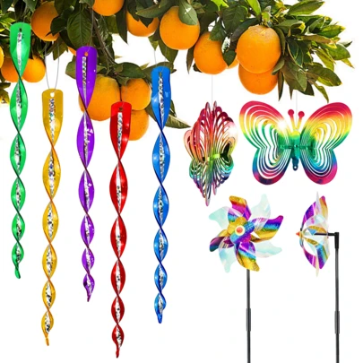 Bộ 14 món đồ xua đuổi chim gồm 2 chong chóng phản quang nhiều màu sắc có cọc, 10 que xua đuổi chim phản quang và 2 chong chóng hình bướm để xua đuổi chim khỏi sân hiên, ban công, sân vườn, dùng làm vật trang trí treo.