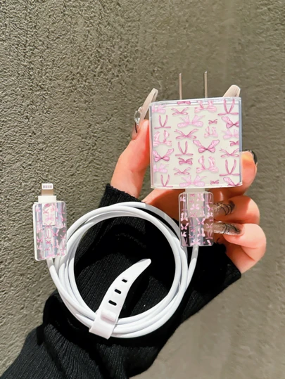 可爱蝴蝶结装饰苹果充电器保护套，兼容20W和15W充电器，适用于16 Pro Max和17 Pro Max，防皱防猫咬，也适用于13/14 Plus数据线和充电器。节日礼物