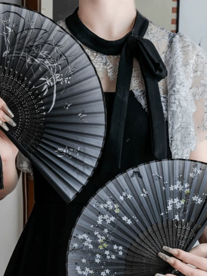 1把经典复古折扇，桃花樱花图案设计，独特创新手扇，经久耐用，适合派对、婚礼装饰、礼品、夏季、节日等场合。