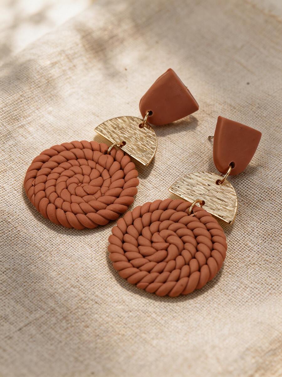 一对焦糖棕色编织圆盘软陶耳环，金属对比，甜美又酷炫，小众设计，适合学生日常佩戴，也适合春日郊游、闺蜜旅行、生日派对、音乐节等场合，甜美又酷炫/性感女孩/复古风格。