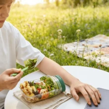 Recipiente de ensalada estilo tarro de albañil - Contenedor a prueba de fugas para aliño de ensalada, diseño de tapa y tazón de una sola pieza, taza de ensalada reutilizable de apertura lateral para el almuerzo y la preparación de comidas (7.5" X 3.9" X 3.5", 1 pieza) - Multicolor - Ver 4