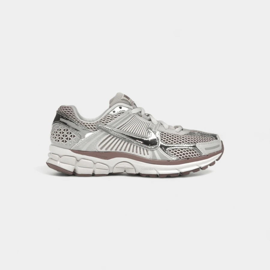 Nike Zoom Vomero 5 Metallic Silver Platinum Violet (Women's) - 灰色 - 查看 1