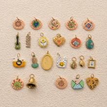 1件复古珐琅水滴吊坠饰品，采用18K不锈钢材质，包含心形、花朵、相机、塑料袋、仙人掌、金色水滴、相框、铃铛、吉他等图案。防水防褪色，适合女性或情侣佩戴，可用作手链吊坠、珠宝吊坠、项链吊坠、夏季饰品、手机挂绳吊坠、钥匙扣吊坠等。 - 彩色 - 查看 1