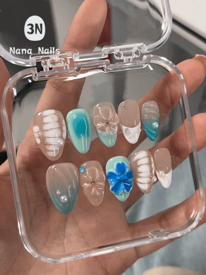 1 paquete/10 piezas Uñas postizas de verano, accesorios para niñas de viaje, uñas postizas inspiradas en el océano romántico con delicados tallados de flores 3D y diseños de conchas de ola en verde menta suave y beige desnudo con destellos de perlas, cuentas doradas y acentos de diamantes para un hermoso efecto de manicura brillante. Perfectas como artículos esenciales de arte de uñas para niñas y mujeres que buscan uñas elegantes y elegantes, ideales para uso diario, ocasiones especiales y looks de vacaciones.