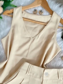 Women's 2 Piece Outfit Summer, V Neck Sleeveless Tank Top & High Waisted Shorts Set, Casual Two Piece Matching Sets For Vacation,Summer Women's Casual 2 Piece Outfits, V Neck Sleeveless Tank Top & High Waist Pleated Shorts Set, Fashion Matching Sets For Beach Vacation - Màu be - Xem 3