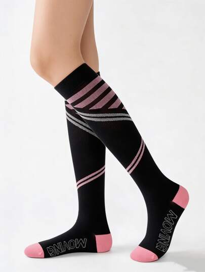 1 đôi ống bó bắp chân màu đen, kiểu dáng ôm sát, dùng khi chạy bộ.