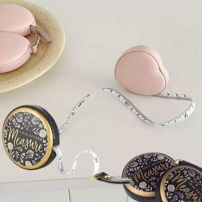 2支彩色印花可伸缩软尺，适用于测量身体尺寸、裁剪布料、缝纫、编织、减肥等，可伸展至60英寸/1.5米，双面带纽扣