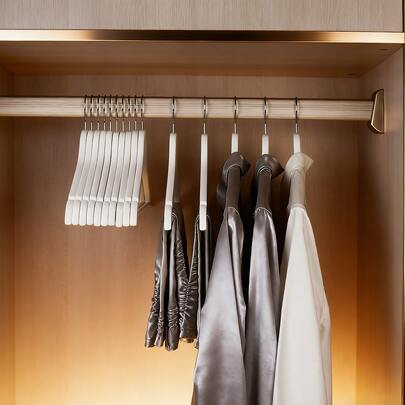 Ein Set mit 20 schlanken Holzbügeln mit Schulterkerben und 360° schwenkbaren Haken, perfekt zum Organisieren von Hosen und Mänteln, elegantes wolkenweiß Birkendesign, ideal für eine Garderobenerneuerung, stilvolle Aufbewahrungslösung zur Verbesserung der Schrankaesthetik, perfekt für saisonale Wechsel und Urlaubsvorbereitungen, maximiert den Platz und reduziert Unordnung, langanhaltend für den täglichen Gebrauch, heben Sie Ihre Wohndekoration mit schicken und praktischen Bügeln an.