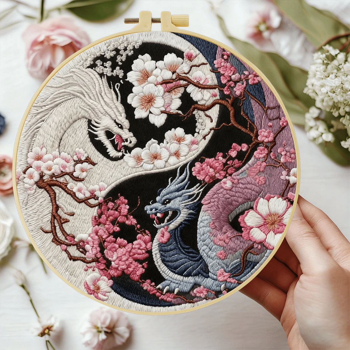 1 Set handgefertigtes DIY-Stickerei-Set, 20x20cm/7,9x7,9 Zoll, Yin-Yang-Doppeldrachen-Design, enthält Stickerei-Stoff, Benutzerhandbuch, Stickrahmen, Nadeln und Fäden, geeignet für Feiertagsgeschenke, Heimdekoration, Büro-Handwerkskunst, für Freunde oder Familie