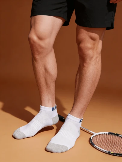 1双男士短袜，轻薄透气，适合春夏穿着，街头时尚/嘻哈风格，柔软透气，轻盈亲肤，吸湿排汗，高弹力，耐穿舒适不紧绷，适合日常街头穿搭。