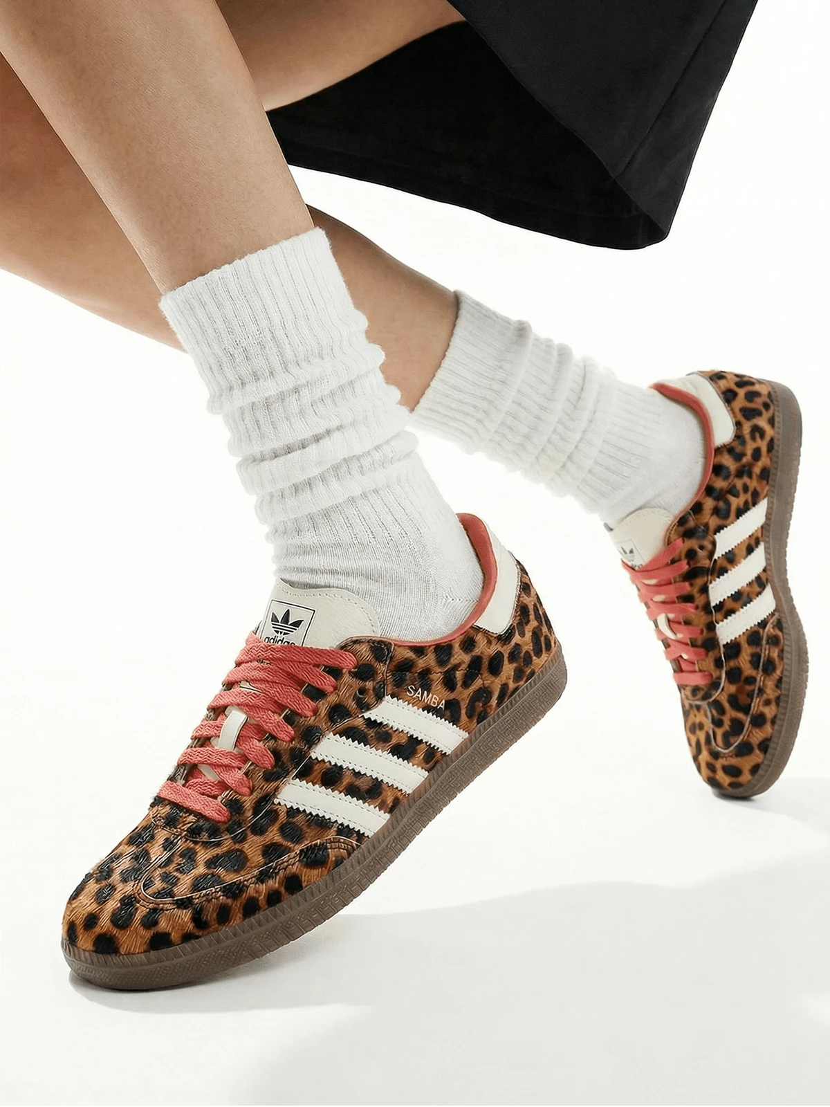 Adidas 这款阿迪达斯桑巴元年款运动鞋采用常规版型，搭配系带开合，并搭配醒目的猎豹印花马毛鞋面，更添活力与活力。合成纤维内衬确保舒适穿着，皮革细节则提升了耐用性和时尚感。橡胶外底则进一步完善了设计，提供可靠的抓地力。这款鞋最初设计于20世纪50年代，最初作为室内足球训练鞋使用，如今已成为日常穿着的独特亮点。 - 核心黑/二手紅 - 查看 1