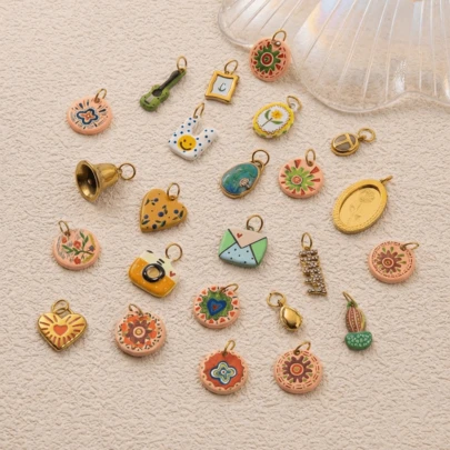 1件复古珐琅滴水吊坠饰品，18k不锈钢材质，图案元素包括心形、花朵、相机、塑料袋、仙人掌、金色水滴、相框、铃铛、吉他、黑八号球等。防水防褪色，适合女性或情侣佩戴，可作手链吊坠、珠宝吊坠、项链吊坠、夏季珠宝设计、手机链吊坠、钥匙扣吊坠等。