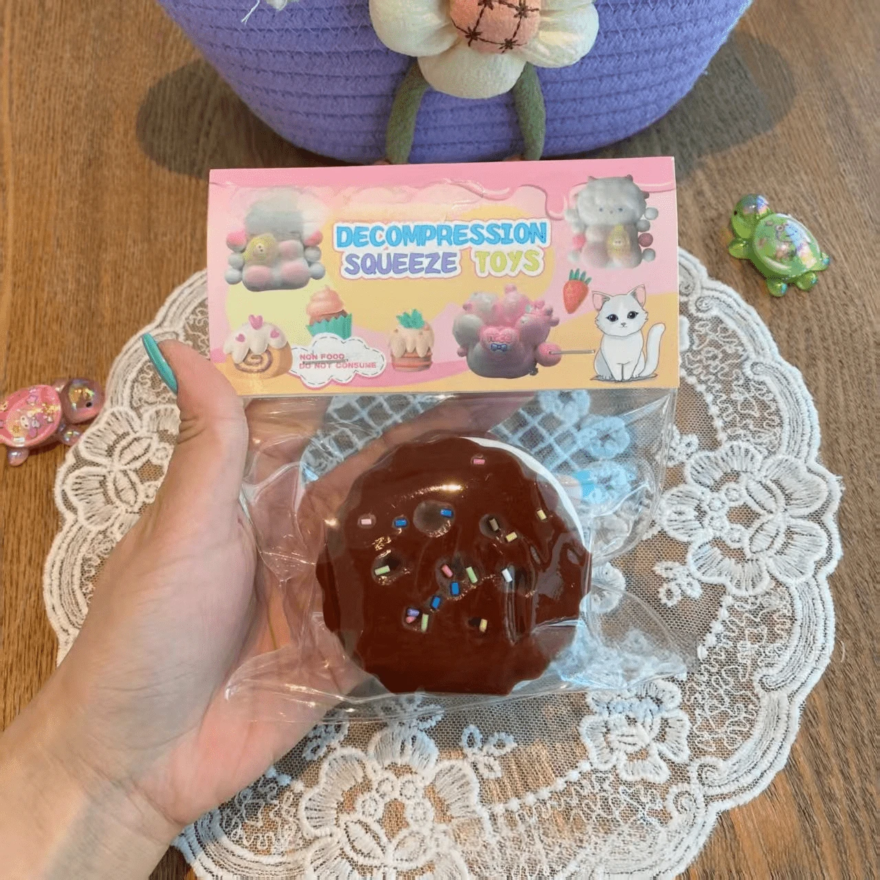 1个最新潮流减压逼真巴斯克蛋糕捏捏乐，超厚超软面团质感指尖玩具 - 生日、节日、万圣节、圣诞节、游戏玩家、惊喜的完美礼物