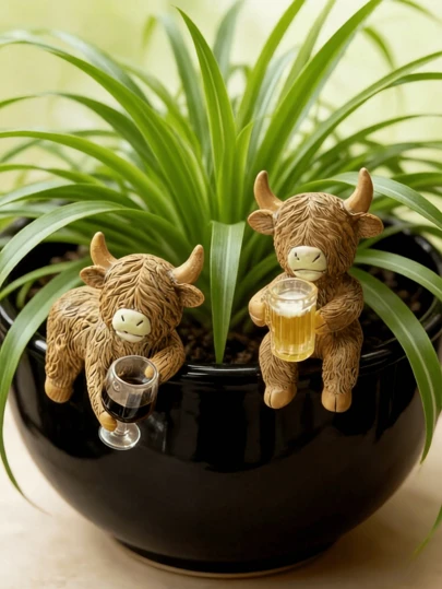 Tượng bò cao nguyên trang trí bằng nhựa resin độc đáo này có kèm cốc uống nước tích hợp, tạo nên một vật trang trí trong nhà/ngoài trời sống động và bền bỉ. Là một điểm nhấn duyên dáng cho khu vườn ngoài trời, tượng thể hiện sống động tư thế hài hước của một con bò đang uống nước thông qua các chi tiết điêu khắc chân thực.