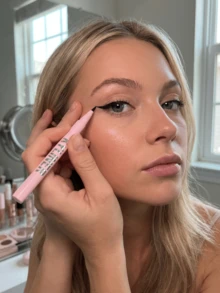 Kylie Cosmetics 液体眼影笔 001 黑色 0.01盎司/0.3毫升 持久防水 女友妻子母亲朋友生日毕业派对旅行露营户外活动校园旅行节日周年纪念日办公室冬季圣诞节特殊场合派对 - 001 Black - 查看 2