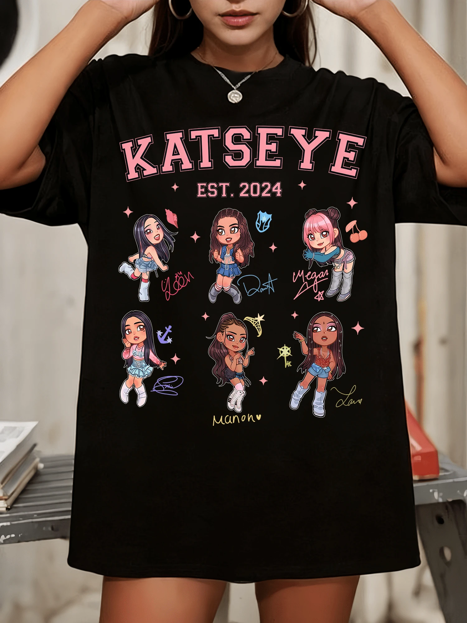 Moletom Katseye All Member, Camiseta Katseye Beautiful Chaos World Tour, Camiseta Katseye Gnarly, Camiseta Gabriela, Produtos Katseye Soft is Strong - Preto - Ver 1