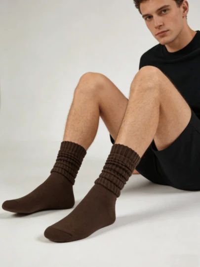 1 双长款毛绒休闲袜，男女皆宜，包括及膝短袜、纯色小腿袜和运动长袜，四季皆宜的百搭设计，适合日常舒适穿着。