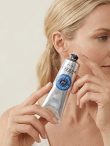 L'Occitane Loción brillante de flores de cerezo 5.2oz/150ml - Para piel seca - Ver 6