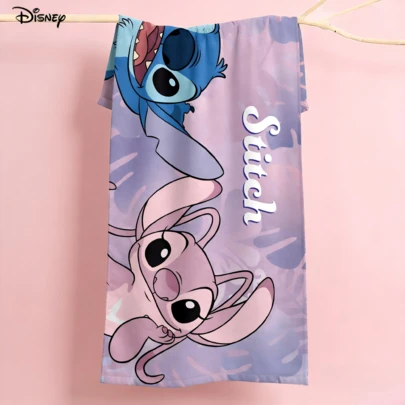 Miniso Ręcznik plażowy Disney Stitch & Angel – miękki, jasnoniebieski z nadrukiem muszli i palmy, idealny na basen, plażę i wakacje letnie