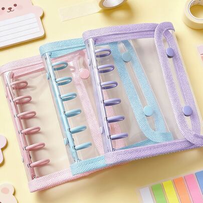 这款系统笔记本采用精美的透明PVC六孔活页夹封面，搭配编织边框和双按扣设计。适用于A7尺寸的可爱韩式和日式相册，是韩式和日式艺术收藏家、卡片爱好者、笔记本爱好者、学生和上班族的理想之选。它也是工作、办公用品和礼品的完美选择。