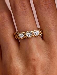 1 chiếc nhẫn vàng nữ có dây đeo và 3 viên đá hình trái tim đính kèm. Thiết kế thanh lịch và quý phái, tối giản nhưng cao cấp. Thời trang và đa năng, phù hợp để đeo hàng ngày hoặc làm quà tặng. - Vàng - Xem 3