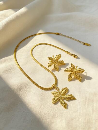 Gold Flower Necklace, Women's Resort Jewelry, Floral Jewelry, Bold Floral Statement Necklace, Summer Pendant Necklace, Beach Essential Gift