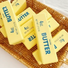 这款黄油主题的挤压玩具采用慢回弹设计，有助于缓解压力。它拥有清新艺术风格，外观逼真，宛如黄油一般，呈淡黄色细长形状。它是一款绝佳的减压玩具，也是馈赠亲友的理想之选。 - NNNL28 - 查看 3