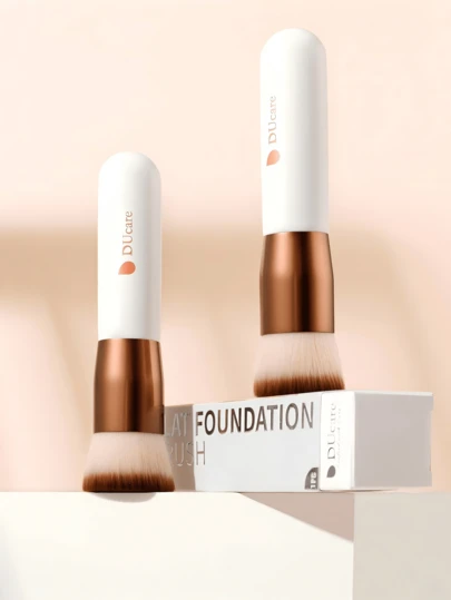 DUcare Cọ trang điểm cỡ lớn cổ điển | Cọ tán kem nền thần kỳ | Cọ Kabuki đầu phẳng hoàn hảo cho lớp nền trang điểm mịn màng, không vệt | Lông cọ tổng hợp, thuần chay, không thử nghiệm trên động vật | Dễ dàng tán kem nền dạng lỏng và kem | Dụng cụ tán kem nền thiết yếu, dễ sử dụng, món đồ không thể thiếu | Sự lựa chọn của các chuyên gia trang điểm chuyên nghiệp cho dụng cụ trang điểm chất lượng cao.