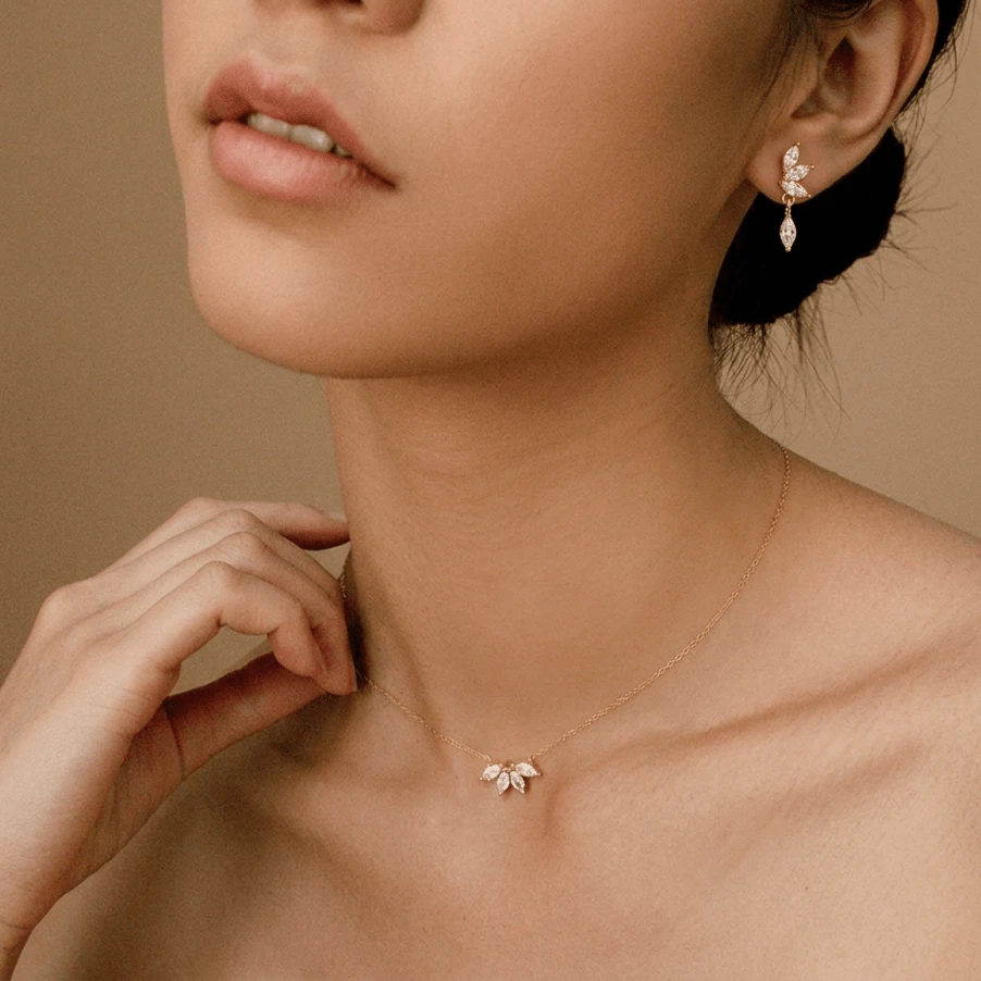 Conjunto de colar e brincos com zircônias cúbicas em formato de flor e borboleta (3 peças), ideal para presentear mulheres e meninas. - Borboleta - Ver 1