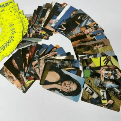 55张/套 卡特主题照片卡，激光高清LOMO设计，双面印刷，图像质量高。这些卡片可用作相册补充卡片、装饰品或周年纪念收藏品。