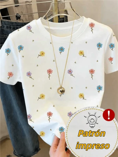 Camiseta blanca de manga corta para mujer con estampado completo de margaritas multicolor estilo dibujo a mano, diseño fresco y natural, ideal para uso diario, casual y oficina en verano.