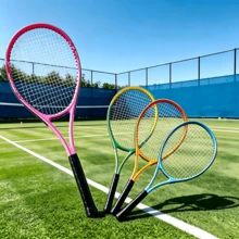 Conjunto de 2 raquetes de tênis leves com absorção de impacto, cordas de alta tensão e cabo ergonômico. Equipamento esportivo profissional para uso interno e externo, adequado para adultos e estudantes do ensino fundamental e médio, ideal para treinamento, lazer, prática para iniciantes e atividades de entretenimento em família. - Cor aleatória - Ver 1